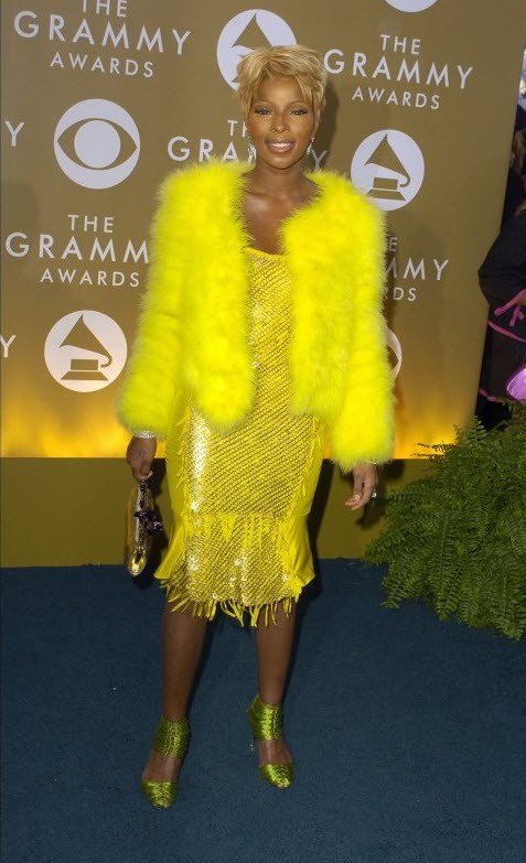 Với bộ váy này tại lễ trao giải năm 2004, Mary J. Blige bị gọi là "chú gà con lông vàng" lạc vào không gian sang trọng như thảm đỏ Grammy.